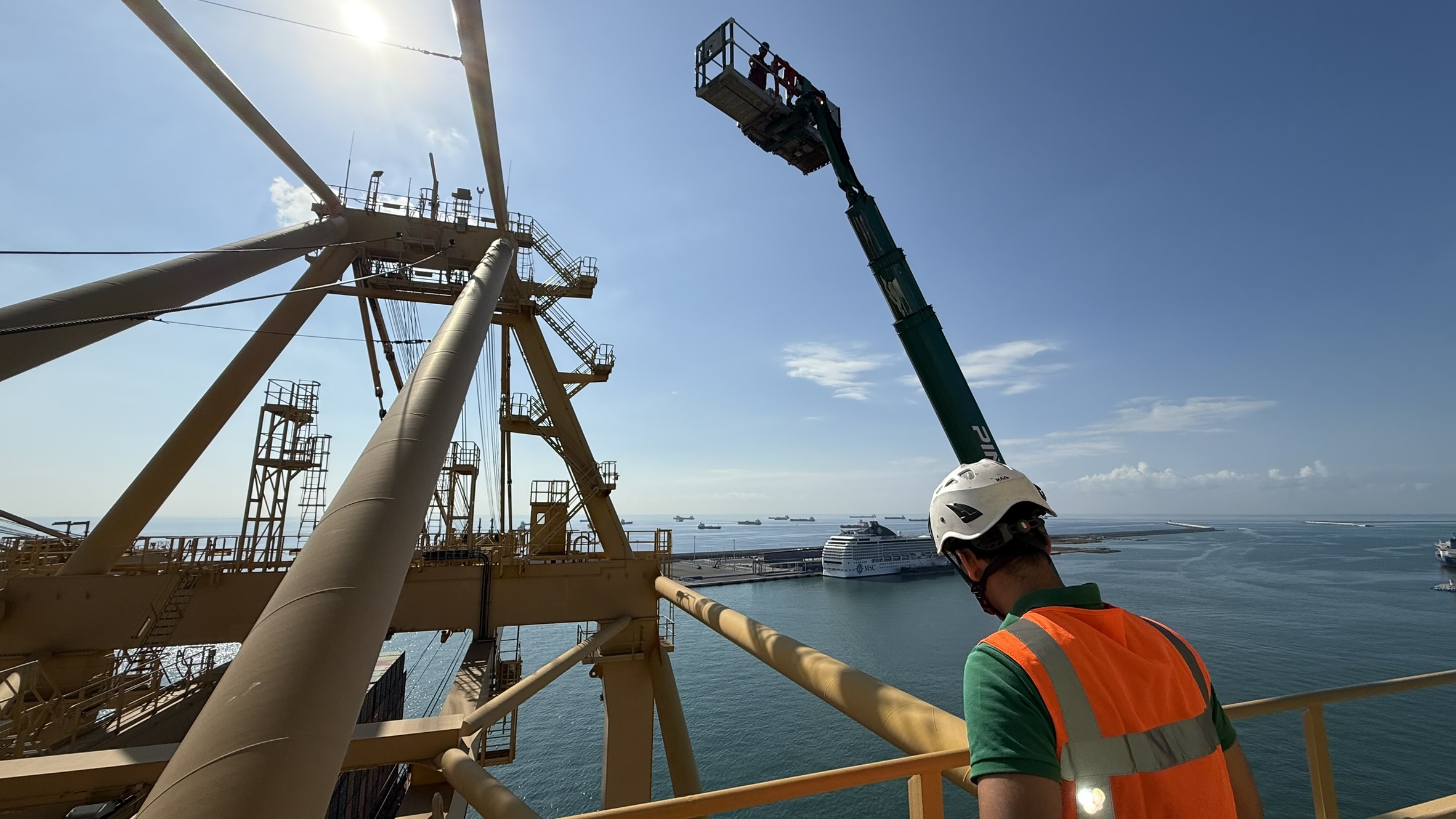 Crane structure monitored with digital integrity tools