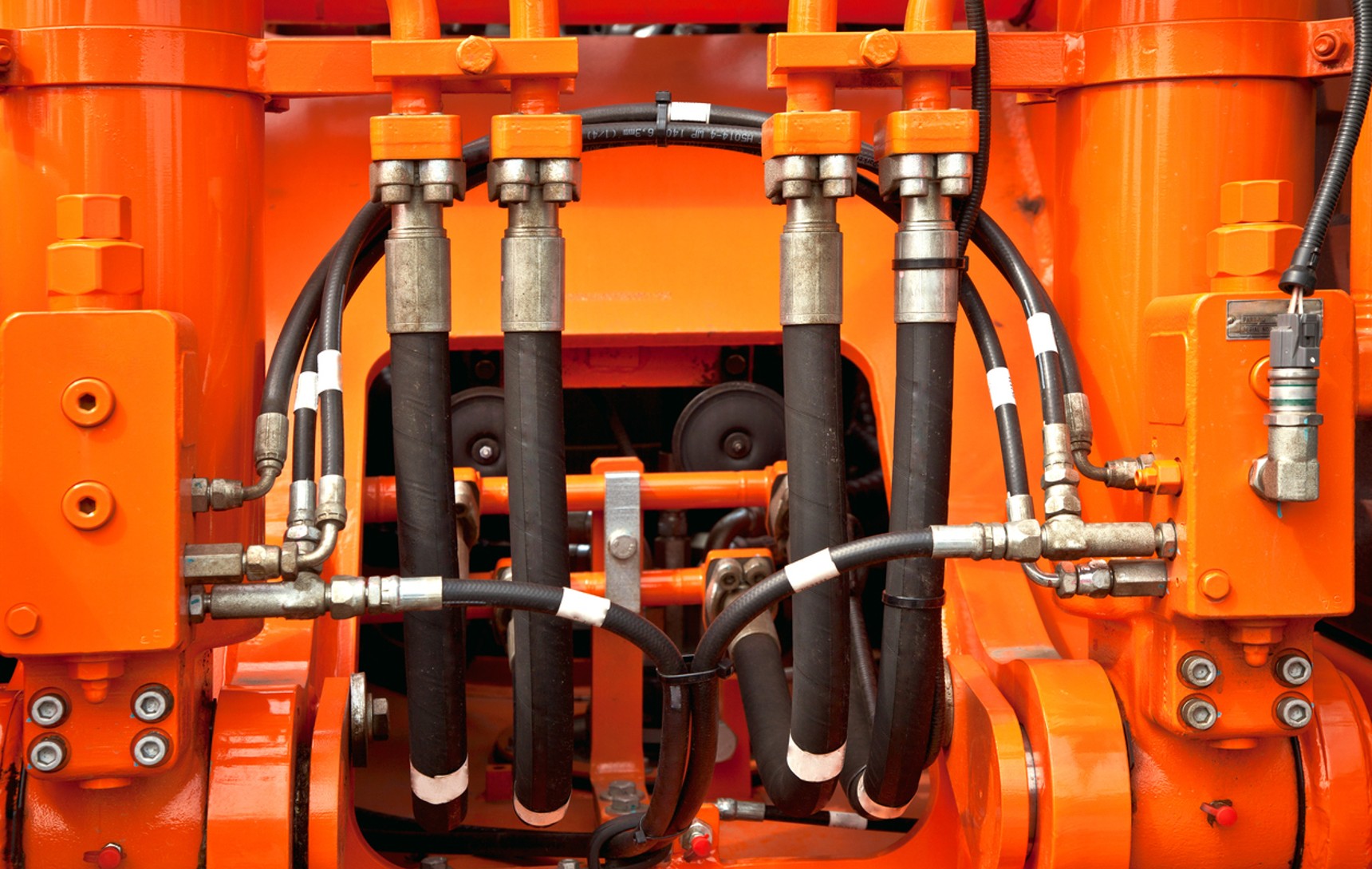 Oil condition monitoring for hydraulic and gearbox systems in heavy industry