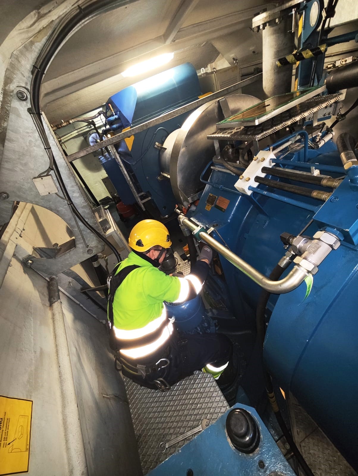 Oil condition monitoring for utility mechanical assets